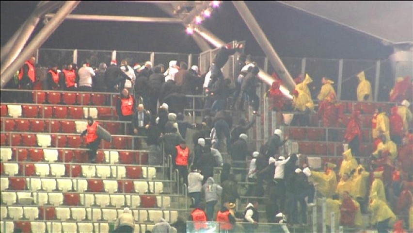 ZAMIESZKI NA MECZU LEGIA - JAGIELLONIA [WIDEO]