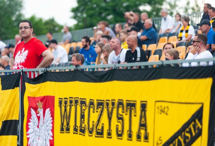 26.06.2021: Kibice na meczu Wieczysta Kraków - Zwierzyniecki...