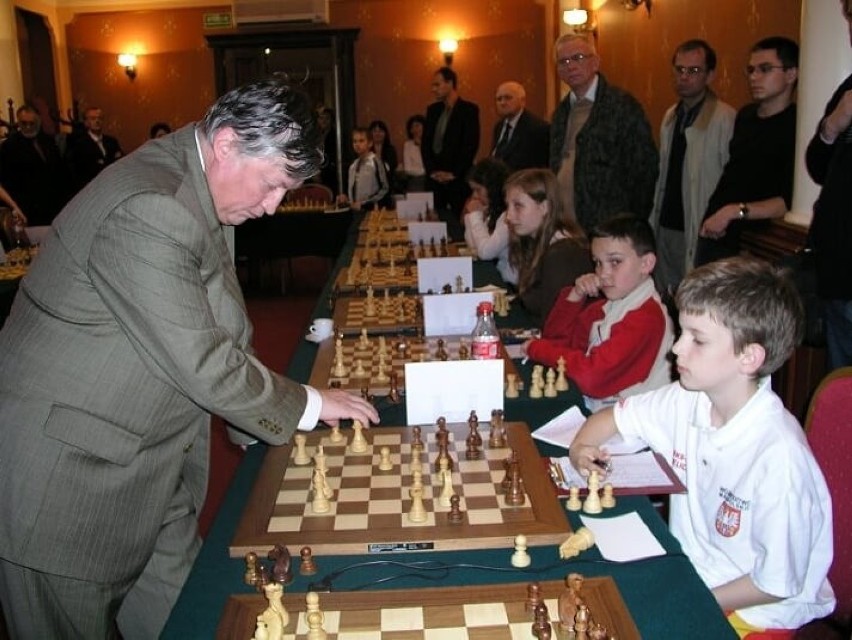 Podczas symultany w Olkuszu z Anatolijem Karpowem w 2008...