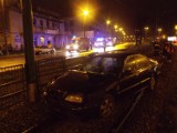 Wypadek w Poznaniu: Na Warszawskiej zderzyły się auta. Jedno na torowisku [ZDJĘCIA]