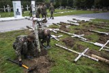 Warszawa. Podchorążowie WAT wymienili krzyże w Kwaterze na Łączce. "To dla nas ważna lekcja historii" 