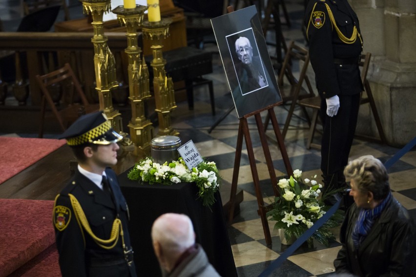 Pogrzeb Andrzeja Wajdy. W kościele Dominikanów wystawiono urnę z prochami reżysera [ZDJĘCIA]
