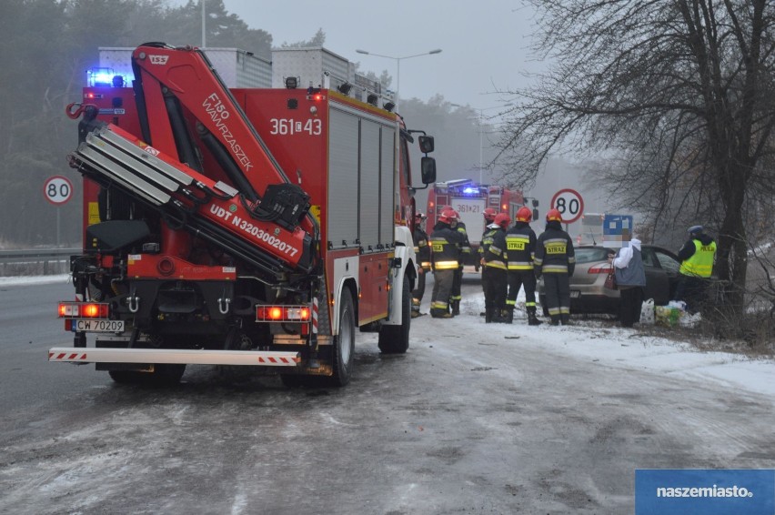 Wypadek na ul. Toruńskiej we Włocławku. Dwie osoby trafiły do szpitala [zdjęcia]