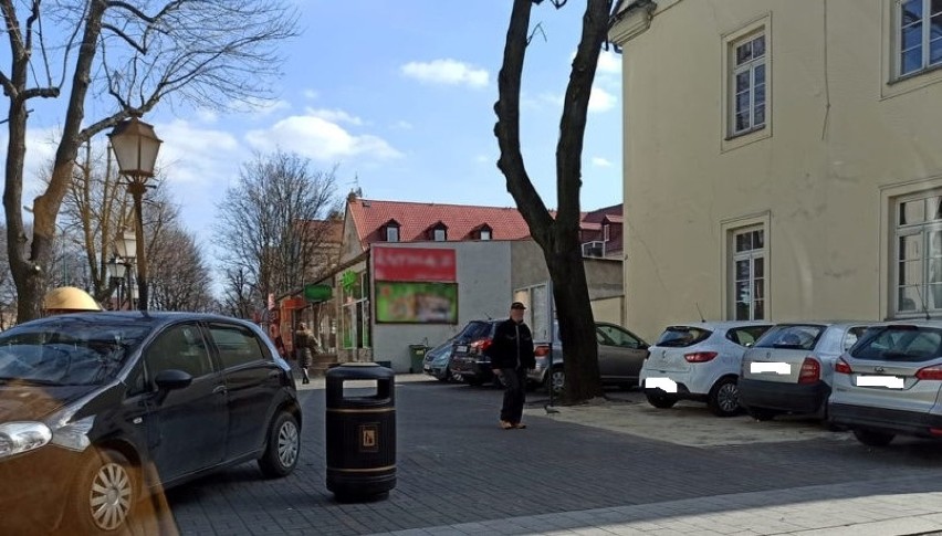 "Dzikie" parkingi w centrum Starego Miasta w Oświęcimiu. Jeżdżą i parkują samochody na chodnikach. Nikt im nic nie robi [ZDJĘCIA]