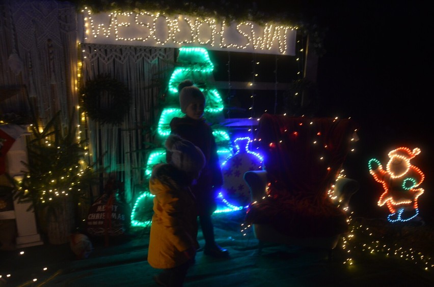 Otwarcie Świątecznej Wioski w Jaszkowej Dolnej przyciągnęło prawdziwe tłumy. Dolnośląskie miasteczko w bożonarodzeniowych światełkach 
