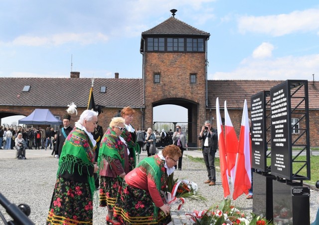 Przed Tablicami Pamięci w Brzezince w sąsiedztwie Bramy Śmierci oddano hołd ofiarom wysiedleń przez Niemców mieszkańców ziemi oświęcimskiej w związku z budową obozu Auschwitz-Birkenau