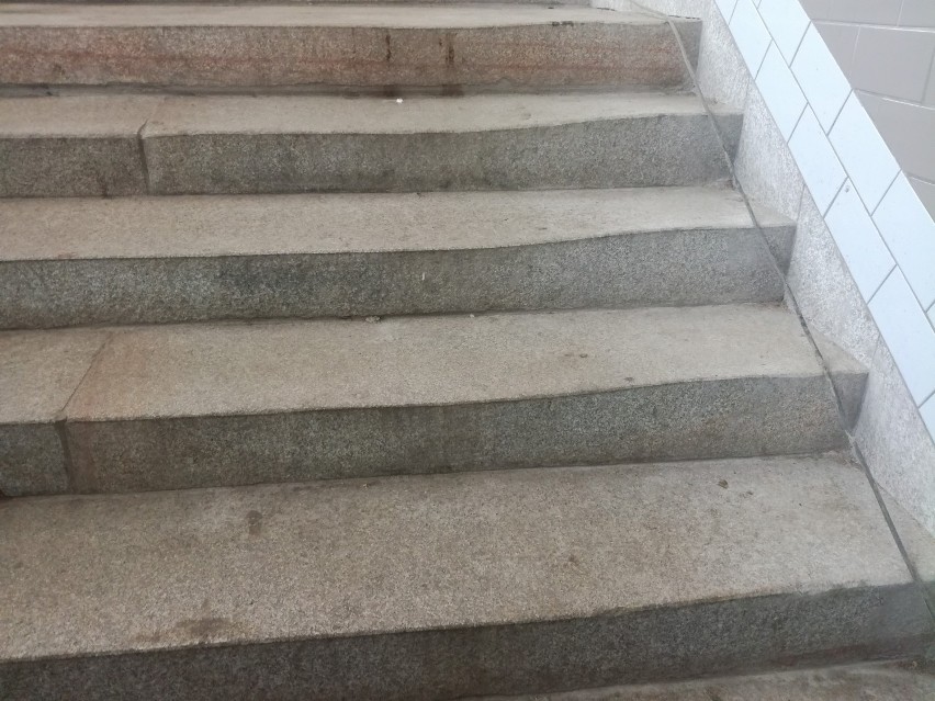 Krzywe schody na Dworcu Gdańsk Główny. Konserwator chce zachować oryginalną substancję? [zdjęcia]