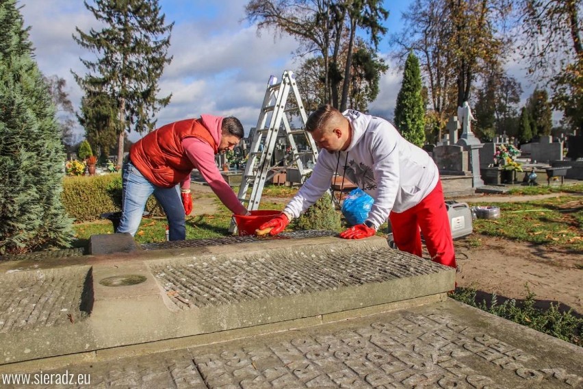 Fryzjerzy przyjechali do Sieradza zadbać o grób Antoniego Cierplikowskiego [FOTO]