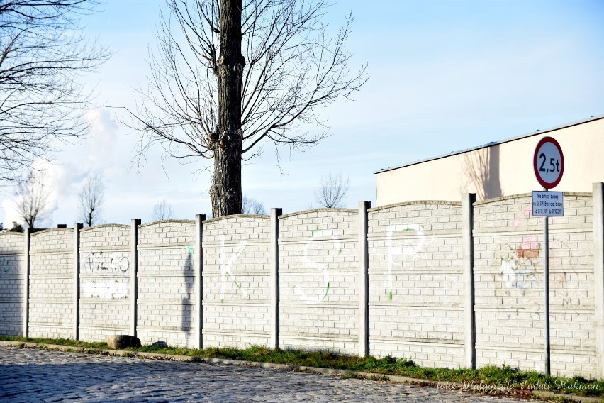 Wandale zdewastowali ogrodzenie stadionu Promienia Żary