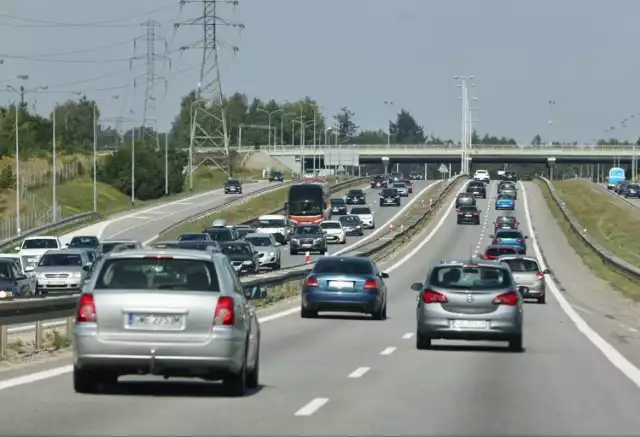 Gdańsk: Karambol na Obwodnicy Trójmiasta. 2 osoby poszkodowane w zderzeniu 5 samochodów osobowych. 28.08.2022