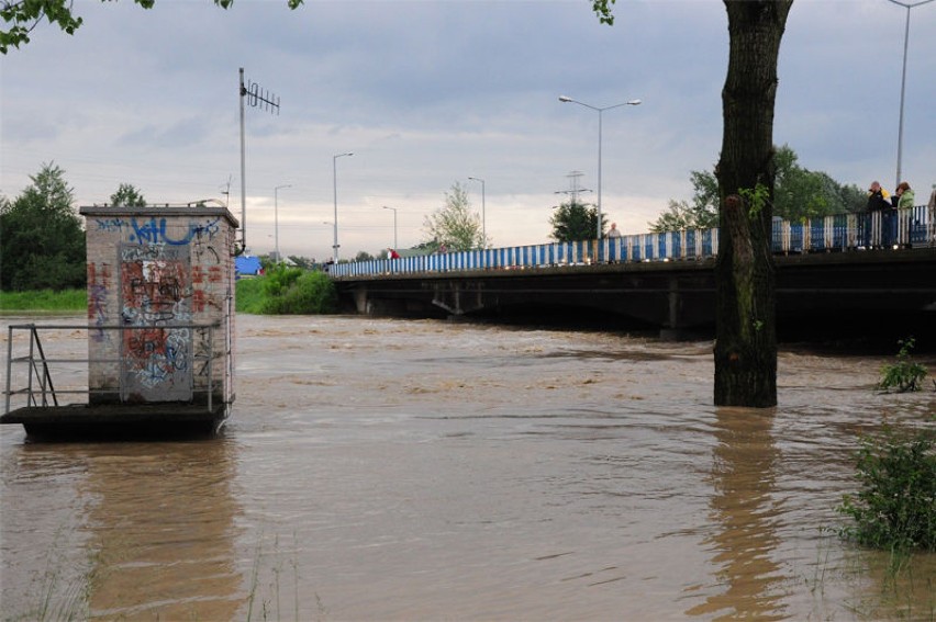 Most na rzece Biała w Tarnowie, stan na 4 czerwca, godzina...