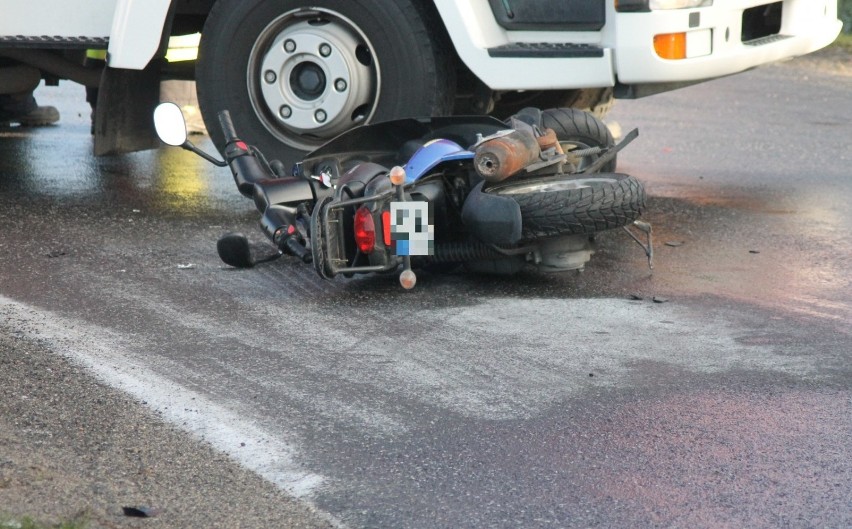Wypadek skutera z samochodem w Brzozie k. Krotoszyna [ZDJĘCIA]