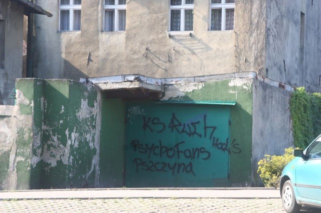 Graffiti w Pszczynie kibiców Ruchu Chorzów