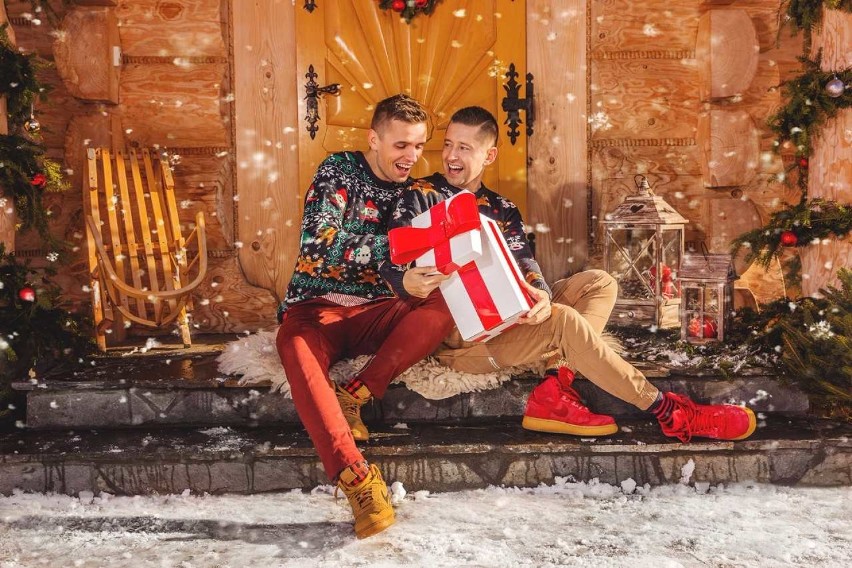 Para gejów Jakub Kwieciński i Dawid Mycek nagrali świąteczną...