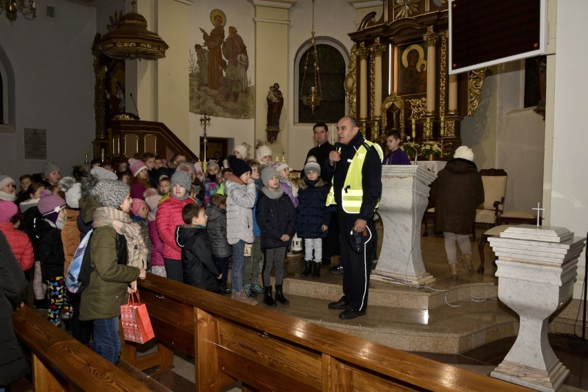 Policjanci z kościerskiej komendy gościli na mszy świętej w kościele parafialnym w Dziemianach [ZDJĘCIA]