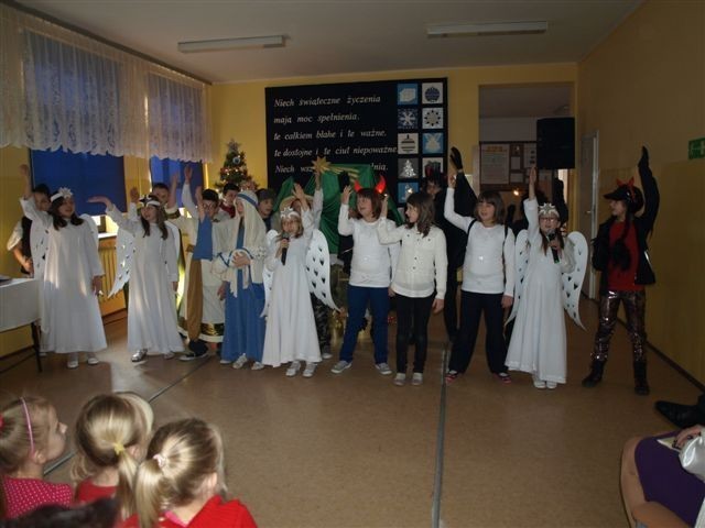 Jasełka przedstawiała klasa IV z Zespołu Szkół w Chociwiu
