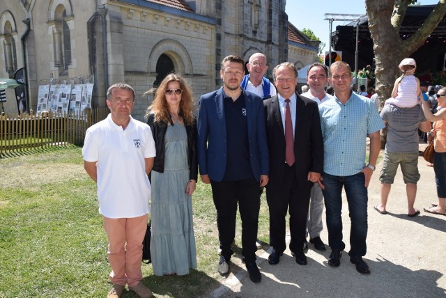 Skierniewice na święcie Chatelaillon-Plage – naszego bratniego miasta z francuskiego wybrzeża Atlantyku. W święcie wzięła udział oficjalna delegacja reprezentująca Skierniewice: wiceprezydent Jarosław Chęcielewski, radni Jarosław Borowski i Leszek Jek oraz tłumaczka Dorota Pszczółkowska. Prywatnie czynnie w święcie uczestniczył radny Dariusz Chęcielewski z żoną Agnieszką.