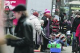 Kraków: nielegalny handel z kartonu pod LOT-em wciąż kwitnie