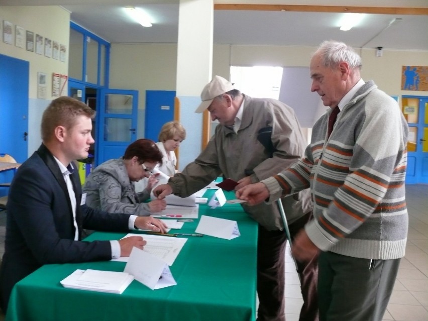 Głosowanie w Obwodowej Komisji Wyborczej w Klukach