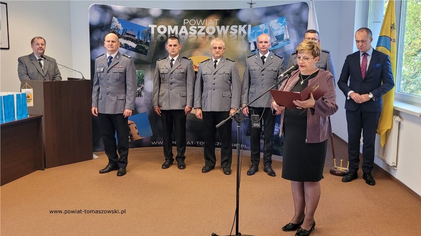 Wyróżnienia za wieloletnią służbę dla policjantów z Komendy Powiatowej Policji w Tomaszowie Maz. 