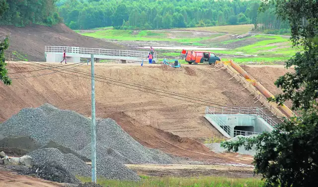Zbiornik retencyjny w Skrzyszowie jest już niemal gotowy. Trwają ostatnie prace przy zaporze, która zatrzymać ma napór wody, oraz przy budowie dróg dojazdowych. Wody w środku jeszcze nie ma