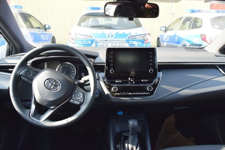 Policja w Rzeszowie dostała 6 nowych radiowozów. To hybrydy marki Toyota