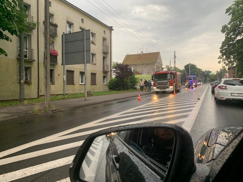 Samochód dostawczy uderzył w latarnię. Interweniowały dwa zastępy Straży Pożarnej!