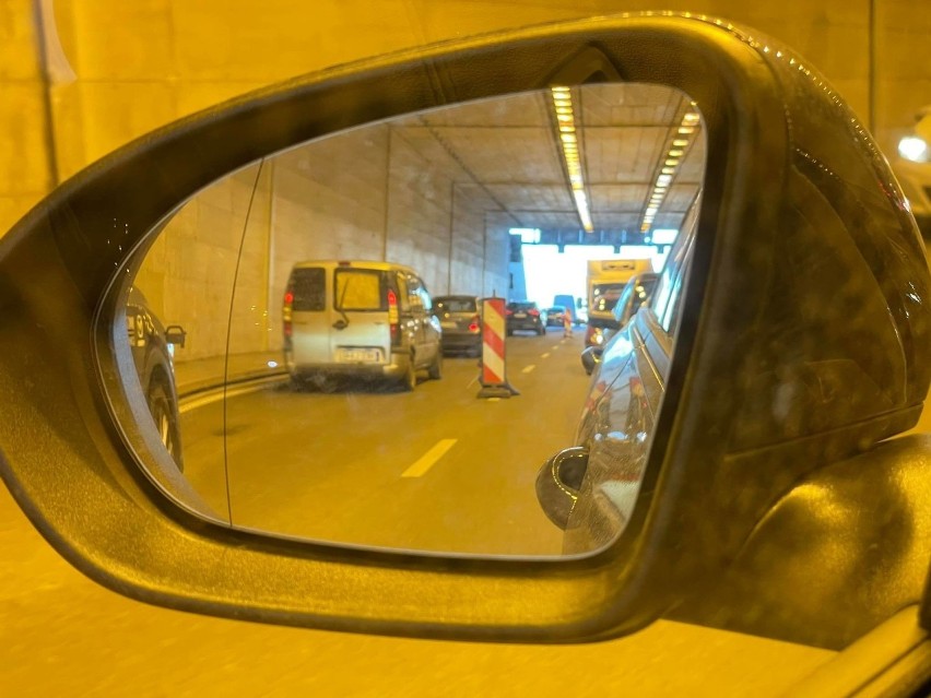 Remont ronda przy wjeździe do Tunelu pod Martwą Wisłą 19.04.2021 r. Duży korek od ronda prawie po Most Wantowy! [ZDJĘCIA, FILM]