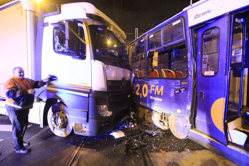 Przy Gliniankach ciężarówka wjechała w tramwaj, 3 osoby ranne [ZDJĘCIA]