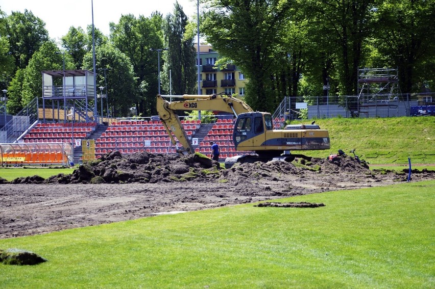Budowa podgrzewanej murawy na stadionie w Głogowie