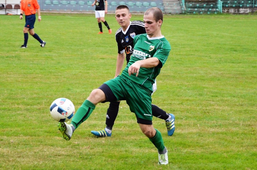 Szymon Brańka (Górnik z piłką) atakowany przez...