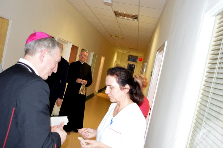 ks. biskup Ryszard Kasyna dzielił się opłatkiem z chorymi w szpitalu w Kartuzach