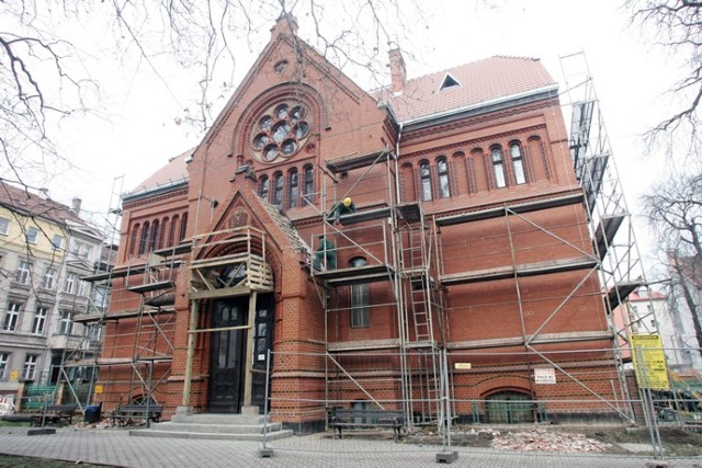 Budynek Biblioteki Publicznej w Legnicy jest remontowany