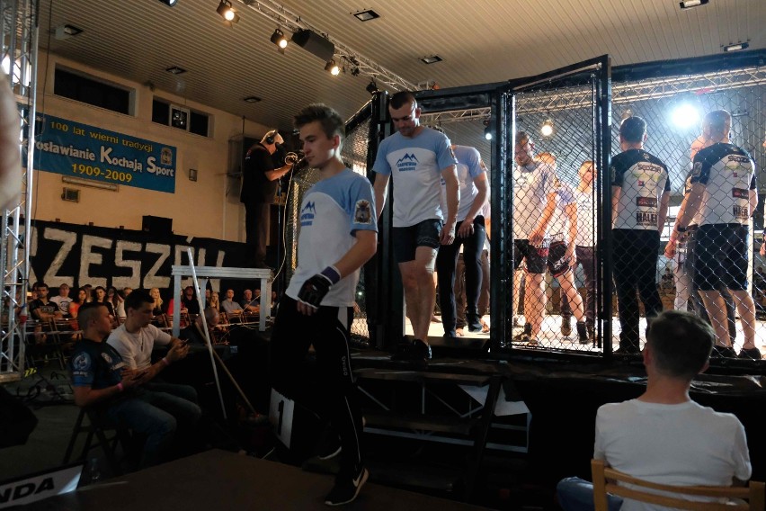 W sobotę w jarosławskiej hali sportowej odbyła się gala MMA...