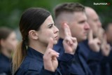 Śląska policja wzmocniła się o 74 nowych policjantów. Wśród nich znalazło się 11 kobiet. Tak wyglądało ślubowanie