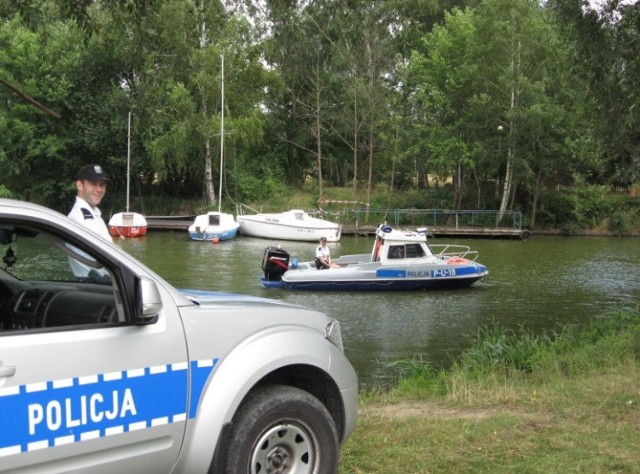 Kaliscy policjanci zatrzymali nad wodą grupę pijanych nastolatków