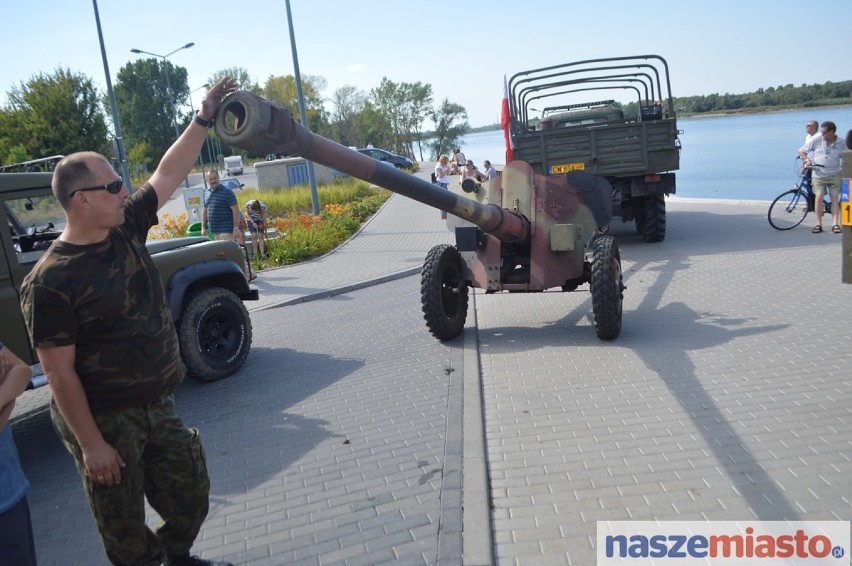 Na zakończenie zlotu pojazdów militarnych uczestnicy przejechali ulicami Włocławka