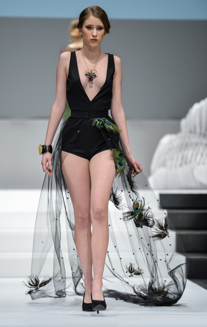 Black Orchid (moda: Dominika Czarnecka, biżuteria: Eliza & Krzysztof Konrad Bondaruk - BONDAROWSKI)