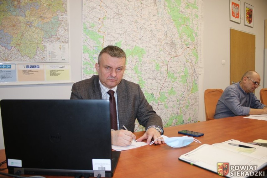 Wspieramy Ukrainę - spotkania w sprawie pomocy dla uchodźców w powiecie sieradzkim. Starosta debatował z władzami województwa i gmin ZDJĘCIA