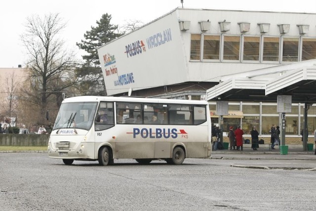 Do przetargu zgłosiło się kilka firm. Czy to oznacza, że dworzec zniknie z centrum Wrocławia? PKS twierdzi, że niekoniecznie. Polbus zapewnia, że mimo sprzedaży gruntu autobusy nadal będą z Suchej odjeżdżać. Polbus, najprawdopodobniej, będzie płacił nowemu właścicielowi za użytkowanie dworca.