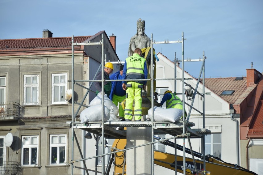 Bochnia. Pomnik króla Kazimierza Wielkiego zdemontowany [ZDJĘCIA]