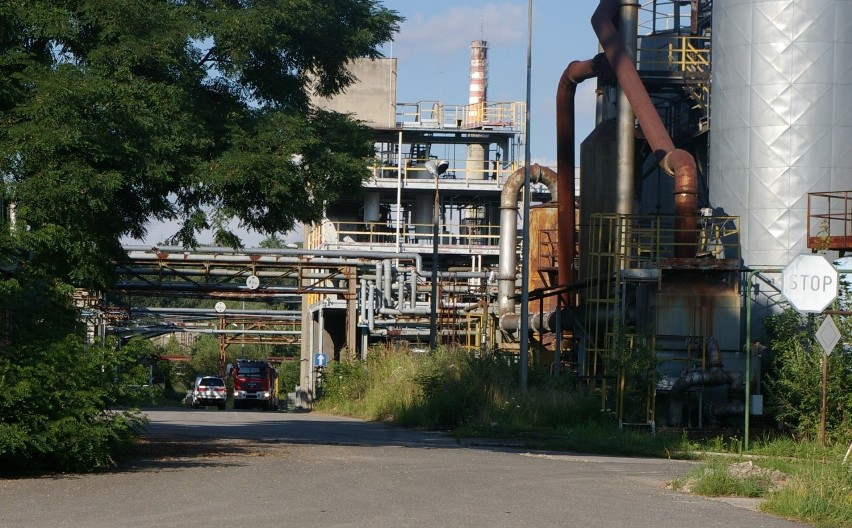 Ropa i kwas wycieka ze zbiorników w byłej rafinerii w Gorlicach. Płynu jest 200 m sześciennych. Sztab kryzysowy wciąż pracuje