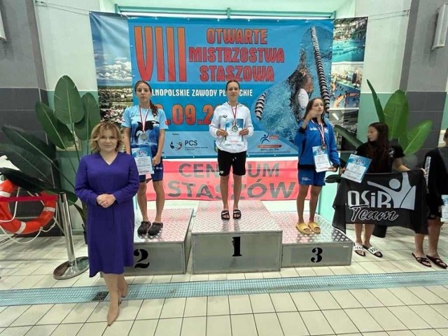 Pływakom podczas zawodów w Staszowie kibicowała wiceminister sportu i turystyki Anna Krupka, która także uczestniczyła w ceremonii dekorowania zwycięzców. Więcej na kolejnych zdjęciach