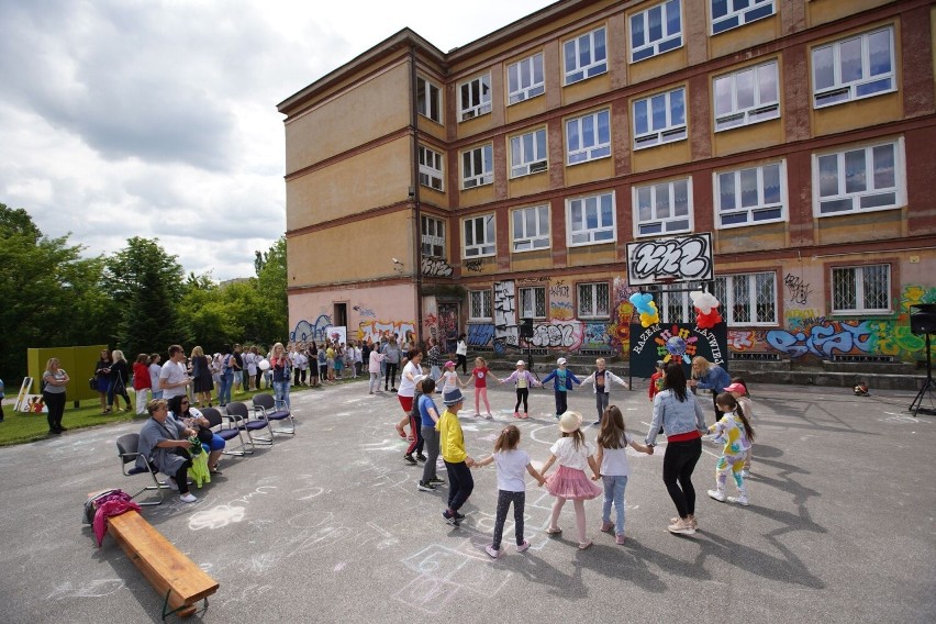 Wesoły festyn "Razem Łatwiej" w Szkole Podstawowej numer 18 w Kielcach. Atrakcji było mnóstwo. Zobacz zdjęcia i film