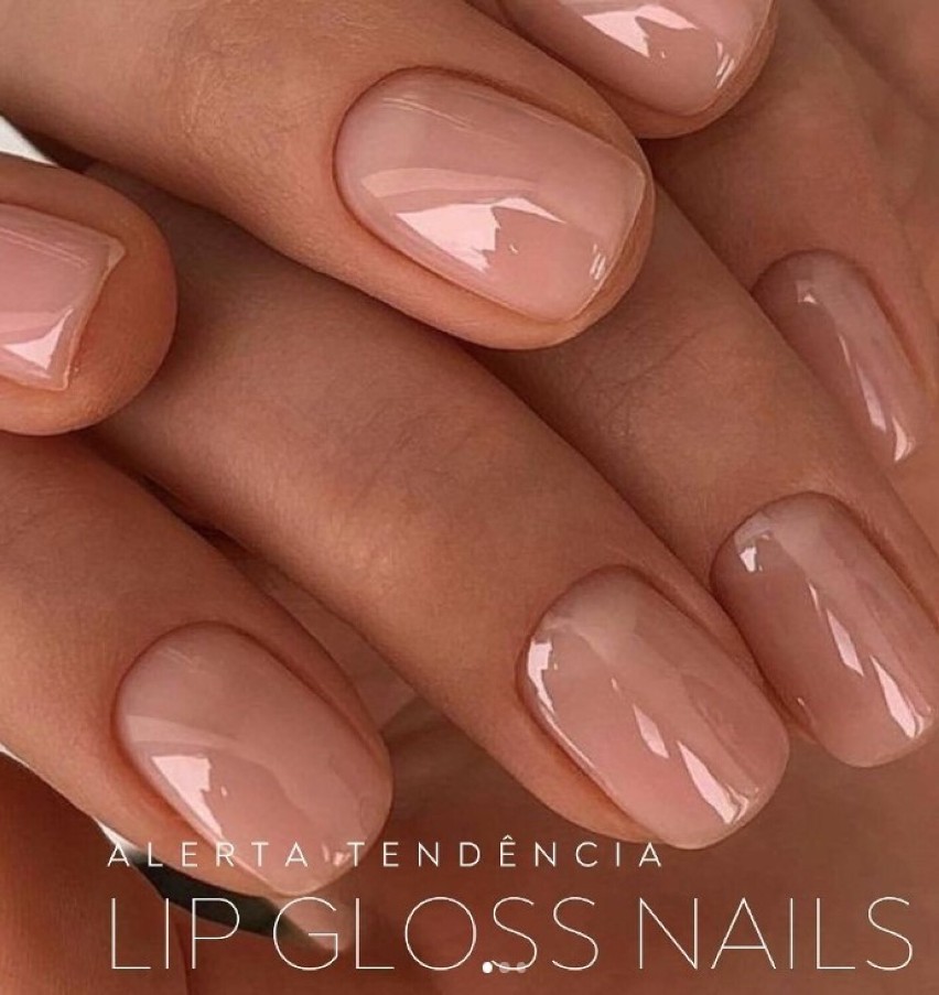 Zachęcamy do zapoznania się z trendem lipgloss nails! Te...