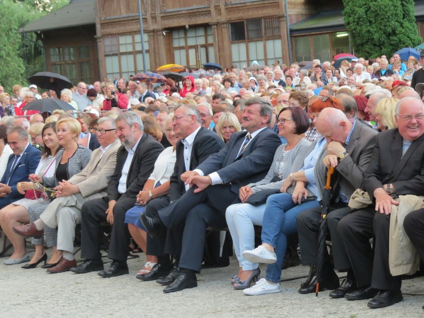 Oficjalni goście i widzowie przyjęli pomyłkę burmistrza z...