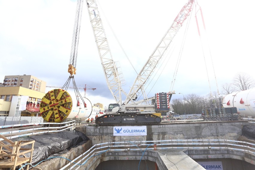 Budowa metra na Targówku. Ogromne wiertarki zjeżdżają do tunelu. W kwietniu zaczną drążyć. Czy przeszkodzi im koronawirus?