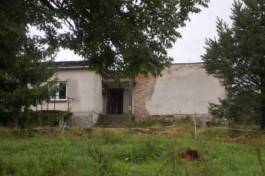 Zrujnowany budynek administracyjny po dawnym PGR w Ożennej...