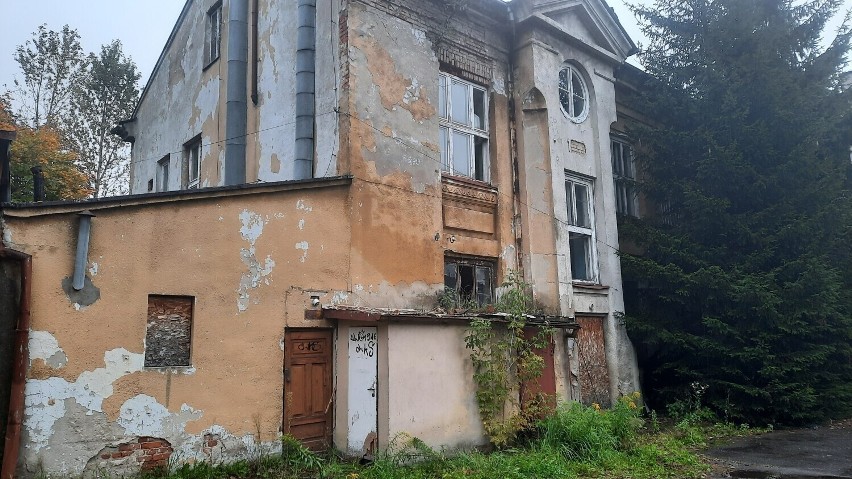 Starostwo powiatowe w Radomsku wystawia na przetarg budynki...