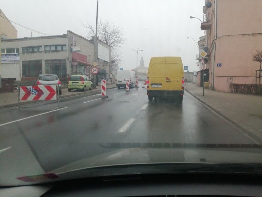 Wąskie gardło na Świętoduskiej. Odtworzą asfalt po niedawnej awarii sieci wodociągowej